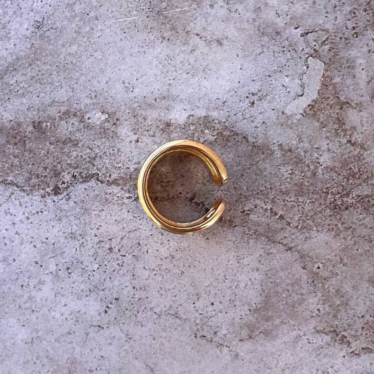 Vista cenital de anillo de oro abierto