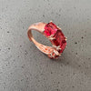 Vista lateral de anillo grande de oro rosa con piedras rubí XL