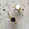 Dos anillos sello dorados con esmalte en color blanco y negro