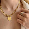 collar dorado de cadena gruesa con colgante en forma de corazón