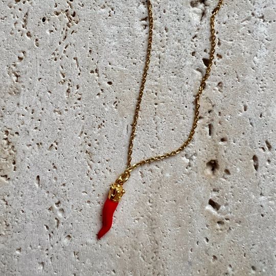Cadena de oro con colgante cornicello de esmalte rojo