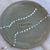 Plato de cerámica con logo de Veronia y collar de estrellas de plata