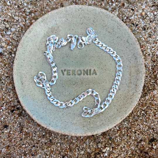 Plato de cerámica con logo de Veronia y cadena de eslabones de plata