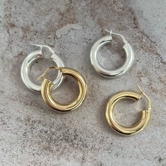 Dos pares de pendientes de aro gruesos en plata y oro