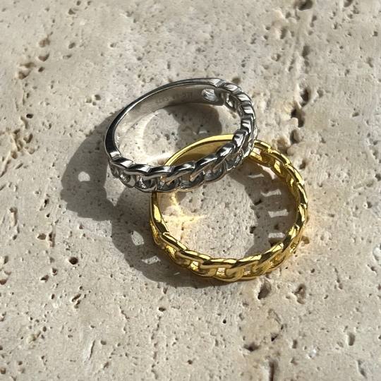 Dos anillos con forma de cadena en plata y oro