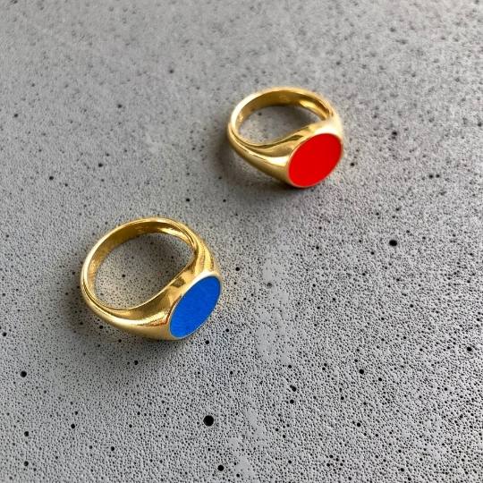 Dos anillos sello con esmalte de color azul y rojo