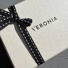Caja regalo de cartón reciclado con lazo negro y logo Veronia