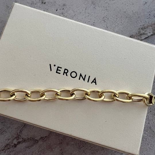Caja de cartón para joyas con logo Veronia y cadena de eslabones gruesos encima